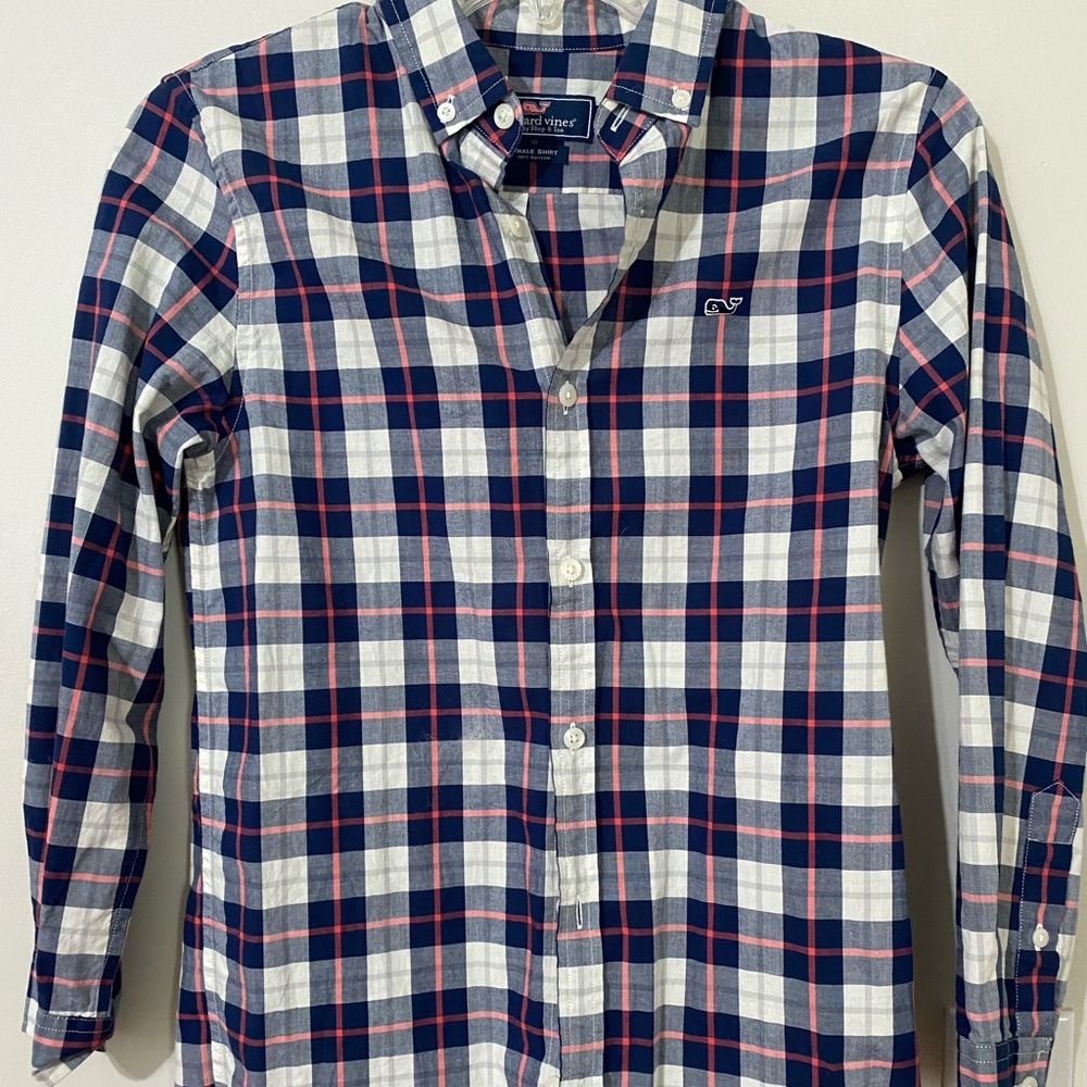 Boys Vineyard Vines M button down shirts